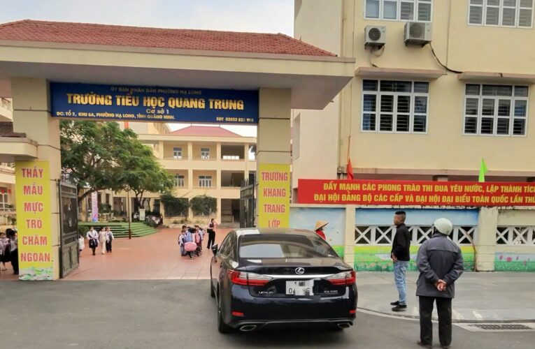 Phụ huynh bức xúc vì hiệu trưởng đỗ ô tô Lexus chắn cổng trường giờ tan học