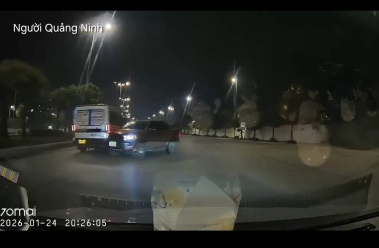 Bán tải mất lái xoay vòng, đ.âm vào xe khách 16 chỗ