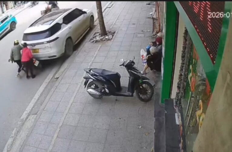 Clip: Xe VF9 biển vàng lùi ẩu khiến hai phụ nữ nguy kịch