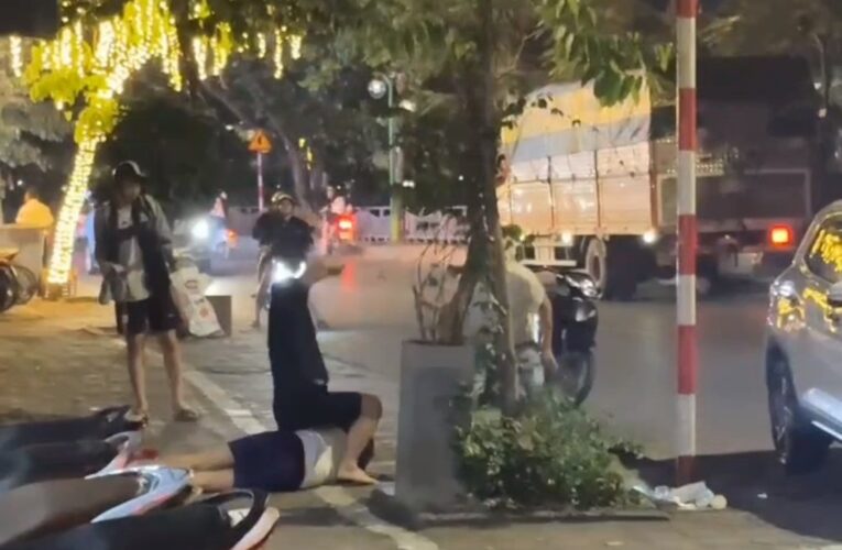 Trích xuất camera, bắt giữ 2 người đi ô tô tấn công 1 sinh viên ở Hà Nội