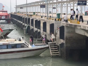 Khách rón rén bước xuống tàu vì độ chênh quá lớnẢNH: LÃ NGHĨA HIẾU